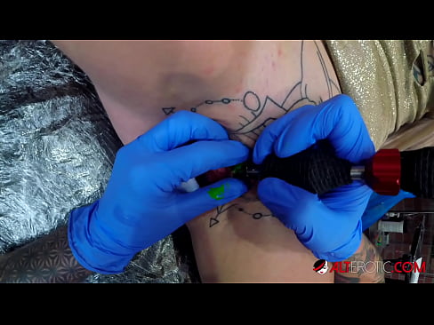 ❤️ Sully Savage, une chaudasse extrêmement tatouée, s'est fait tatouer le clitoris. ☑ Fucking at fr.punkbass.ru ❌
